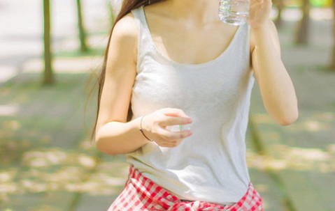 怀孕初期下面见红正常吗（怀孕初期下面流鲜红的血）