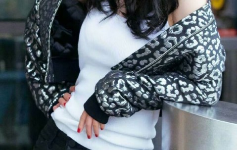 怀孕初期小腹有个小窝（怀孕初期小腹有鼓包）